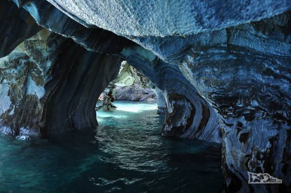 Portas, janelas e túneis no interior da Catedral de Mármore, no lago General Carrera, região de Puerto Rio Tranquilo, na Carretera Austral, sul do Chile